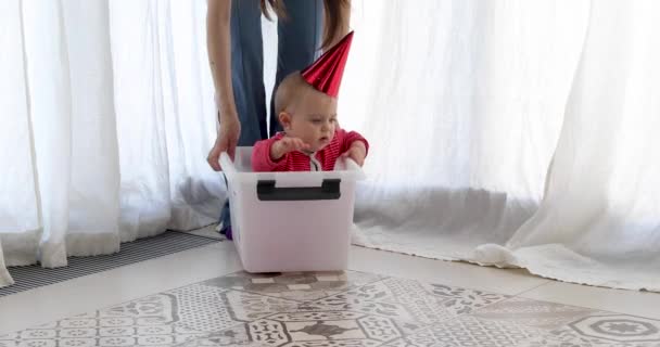 Bebé sentado dentro de la caja de cartón — Vídeo de stock