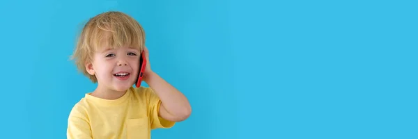 Chlapec mluvící mobilní telefon — Stock fotografie