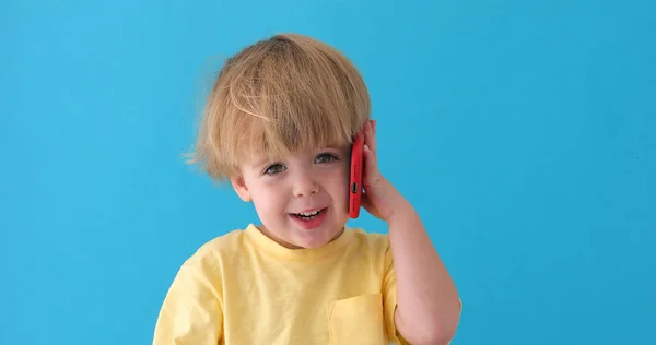 Pojke pratar mobil telefon — Stockfoto