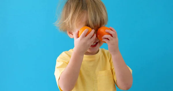 Kölyök mandarin. kisfiú mandarinból — Stock Fotó