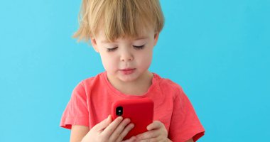 Çocuk dokunarak cep telefonu ekran, modern teknoloji ilgi