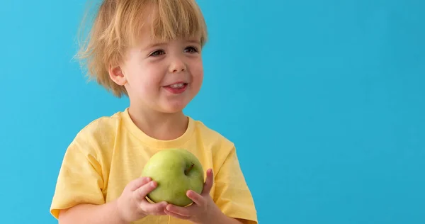 Kisfiú tart egy nagy zöld alma — Stock Fotó