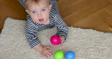 Slobbering bebek oyun ile renkli oyuncaklar