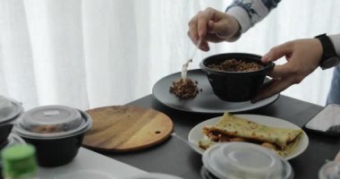 Adam plaka üzerinde karabuğday lapası koyar