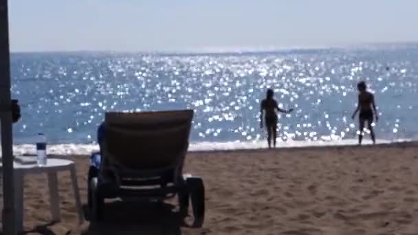 Camas de sol no fundo do brilho do mar — Vídeo de Stock