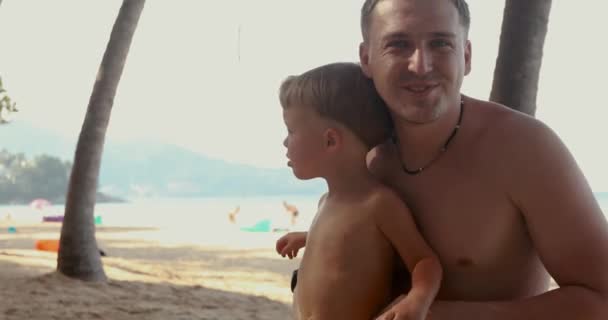 Far med son på stranden — Stockvideo
