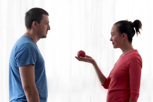 Woman gives apple to man — Stock Photo, Image