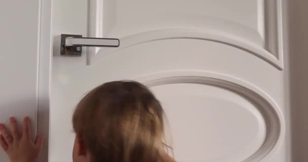 Ребенок открывает дверную ручку — стоковое видео