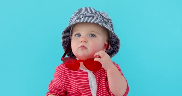 Yaz şapkalı tatlı bebek — Stok video