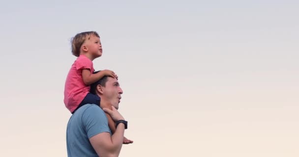 Criança com seu pai olhar céu — Vídeo de Stock