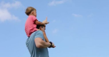 Adam gökyüzünde parmak ile uçuş oğlu yörünge gösterir