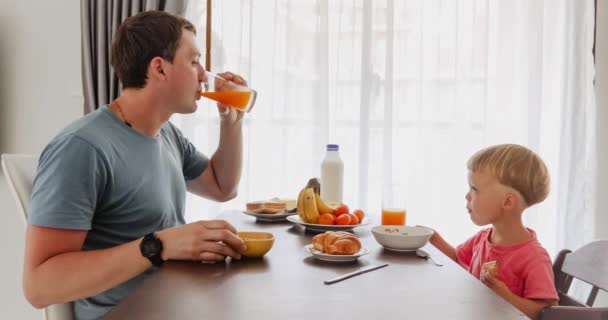 Café da manhã calmo para pai e bebê filho — Vídeo de Stock