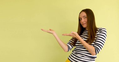 Kadın kopyalama alanını gösterir