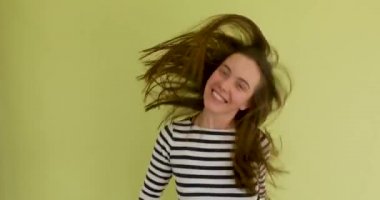 Mutlu güzel kadın başını sallıyor