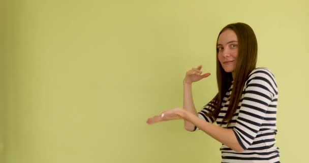 Kvinna pekar på att kopiera utrymme — Stockvideo