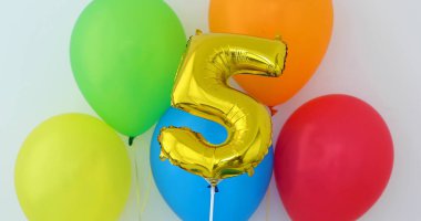 Altın folyo bir renk üzerinde 5 numaralı kutlama balonu