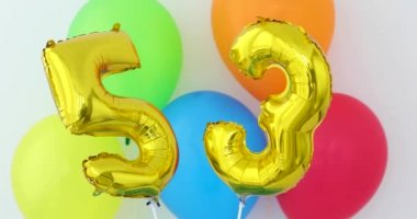 Altın folyo bir renk üzerinde 53 numaralı kutlama balonu