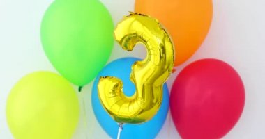 Altın folyo bir renk üzerinde 3 numaralı kutlama balonu