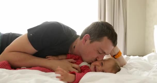 Zijaanzicht van de man spelen met zijn kleine baby — Stockvideo