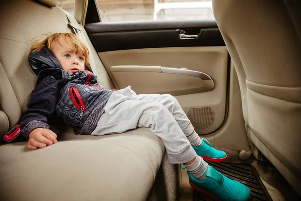 Liten pojke sittande bilinteriör — Stockfoto