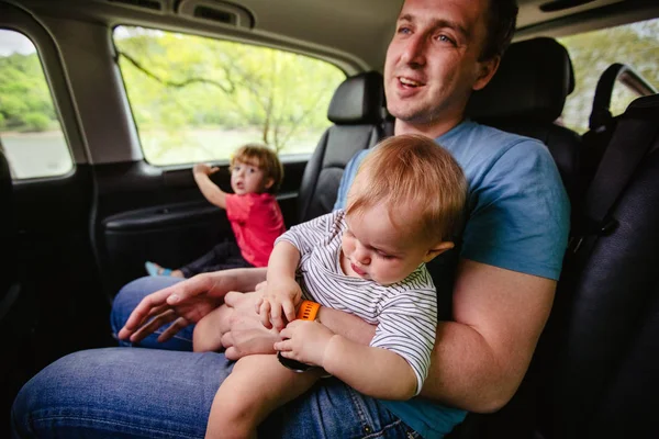 Feliz padre e hijo sentados juntos en el coche — Foto de Stock