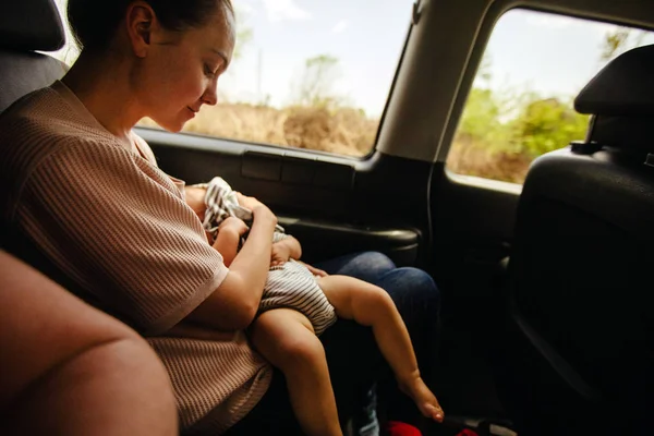 Мать и ее ребенок в машине — стоковое фото