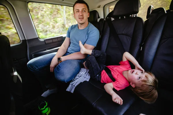Feliz padre e hijo sentados juntos en el coche — Foto de Stock