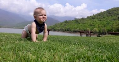Çimenlerin üzerinde sürünen bebek çocuk