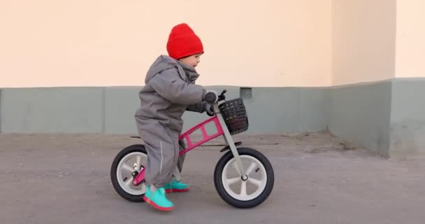 Menino numa bicicleta — Vídeo de Stock