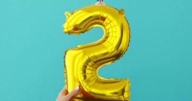 Altın folyo numaralı 5 kutlama balonu mavi