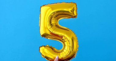 Altın folyo numaralı 5 kutlama balonu mavi