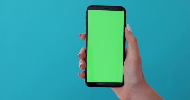 Mujer de la mano sostiene un teléfono inteligente con pantalla verde — Vídeo de stock
