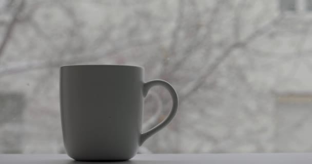 Coupe avec une boisson chaude et des chutes de neige — Video