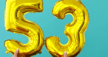 Altın folyo numaralı 53 kutlama balonu mavi