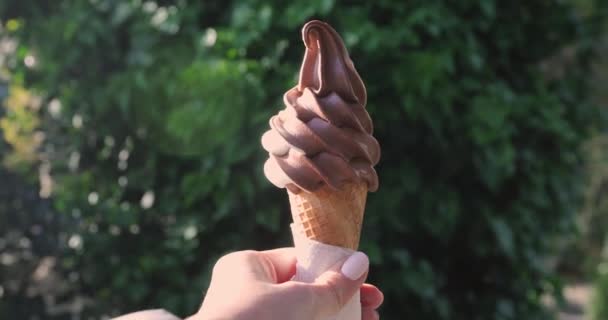 Helado en la mano al aire libre — Vídeo de stock