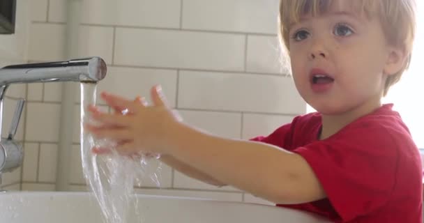 2 yaşındaki bebek ellerini yıkar — Stok video