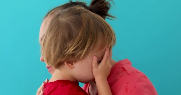 Vrouw kalmeert huilen zoon — Stockvideo