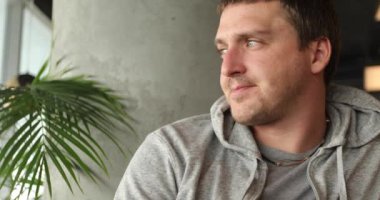 genç adam bir pencereden bakan