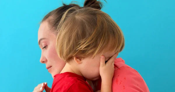 Woman soothes crying son — Stock Photo, Image