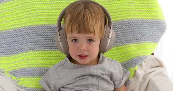 Bebê em fones de ouvido — Vídeo de Stock
