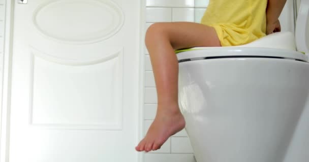 Çocuk tuvalette otur — Stok video