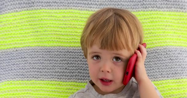 Piccolo bambino sorridente mano del ragazzo che tiene il telefono cellulare — Video Stock