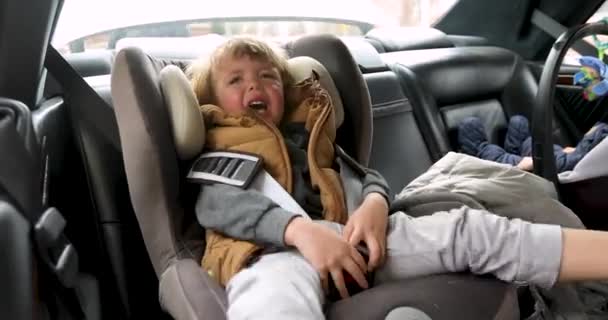 Плачущий крупным планом мальчик с тревожным выражением лица — стоковое видео
