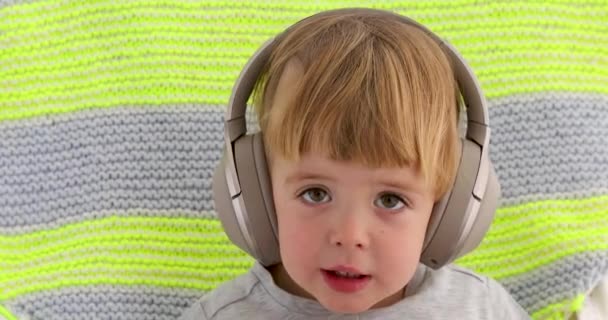 耳机宝宝 — 图库视频影像