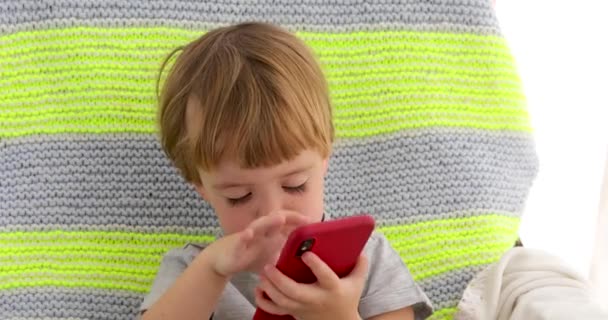 Dítě protšit smartphone — Stock video