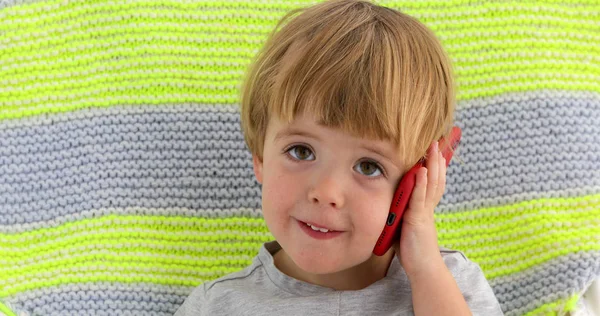 携帯電話を持つ小さな笑顔の少年の手 — ストック写真