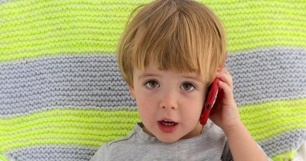 Lilla leende barn pojke hand innehav mobiltelefon — Stockfoto