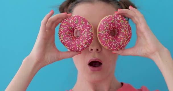 Woman with donuts surprised — Stock Video