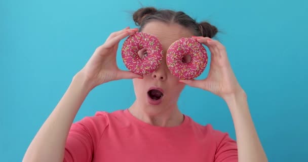Жінка з пончиками здивована — стокове відео