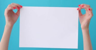 kadın elinde boş kağıt üzerinde parmak noktaları